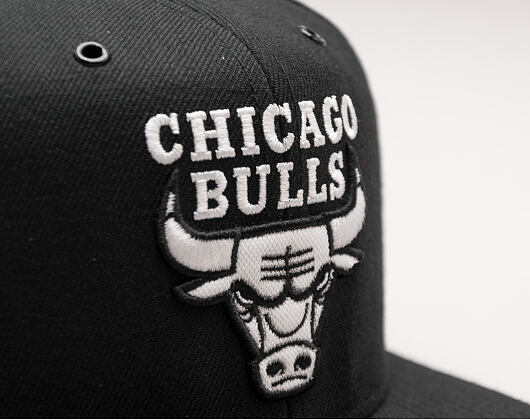 Kšiltovka Mitchell & Ness Black White Chicago Bulls Snapback