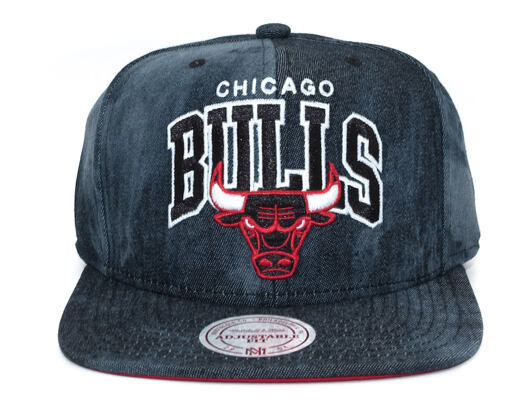 Kšiltovka Mitchell & Ness Chicago Bulls All Over Dyed Denim Black Snapback