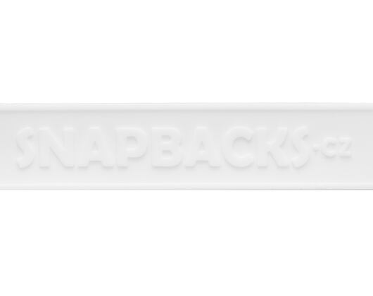 Náramek na ruku s nápisem Snapbacks.cz - bílý