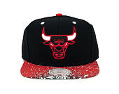 Kšiltovka Mitchell & Ness Chicago Bulls Splatter Black/Red Snapback