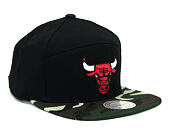 Kšiltovka Mitchell & Ness Chicago Bulls Canvas Horizon Camo Strapback