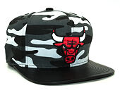 Kšiltovka Mitchell & Ness Chicago Bulls Leather Visor Black Camo Snapback
