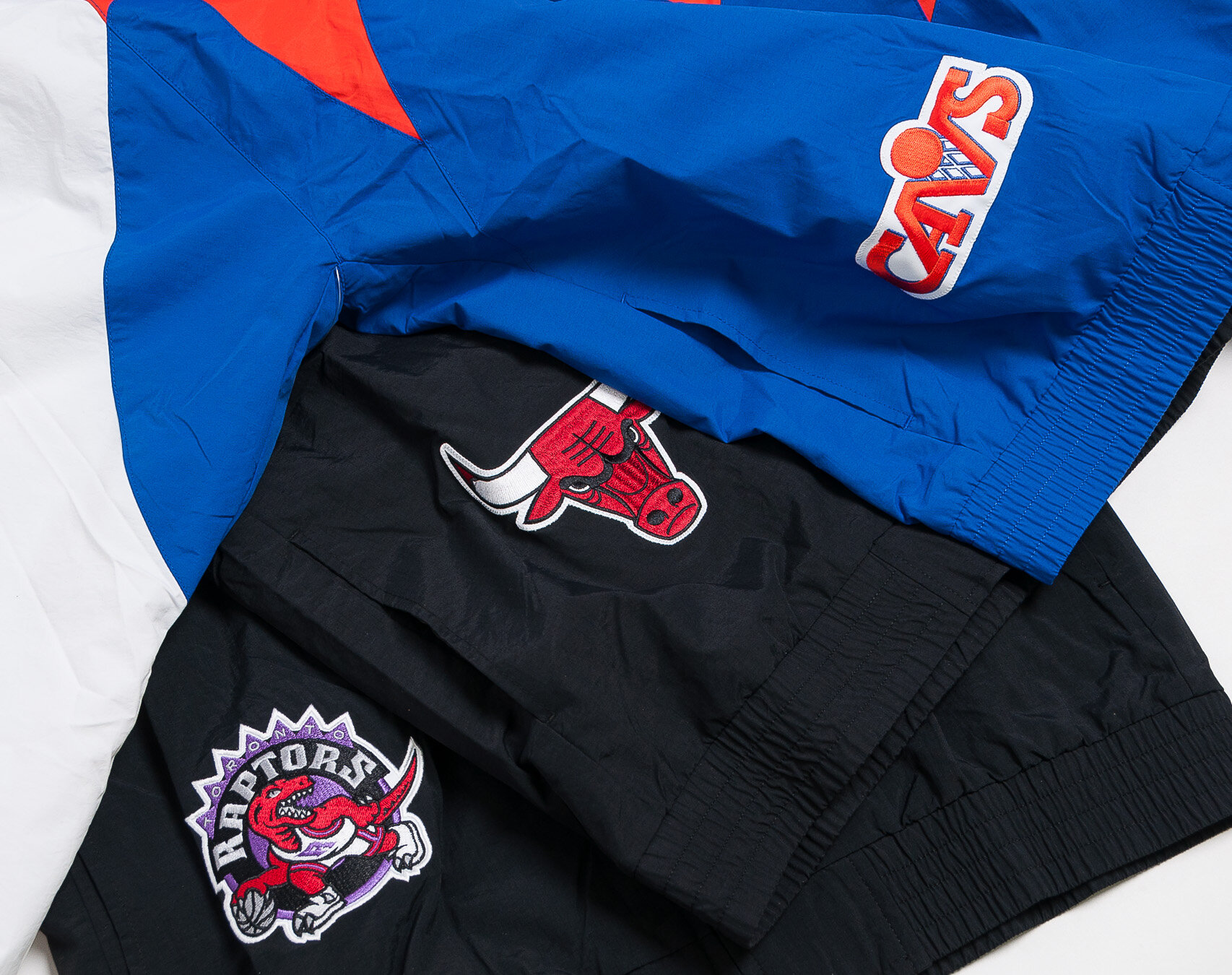 Bunda Mitchell Ness Chicago Bulls Shark Tooth Jacket Black Red White Snapbacks