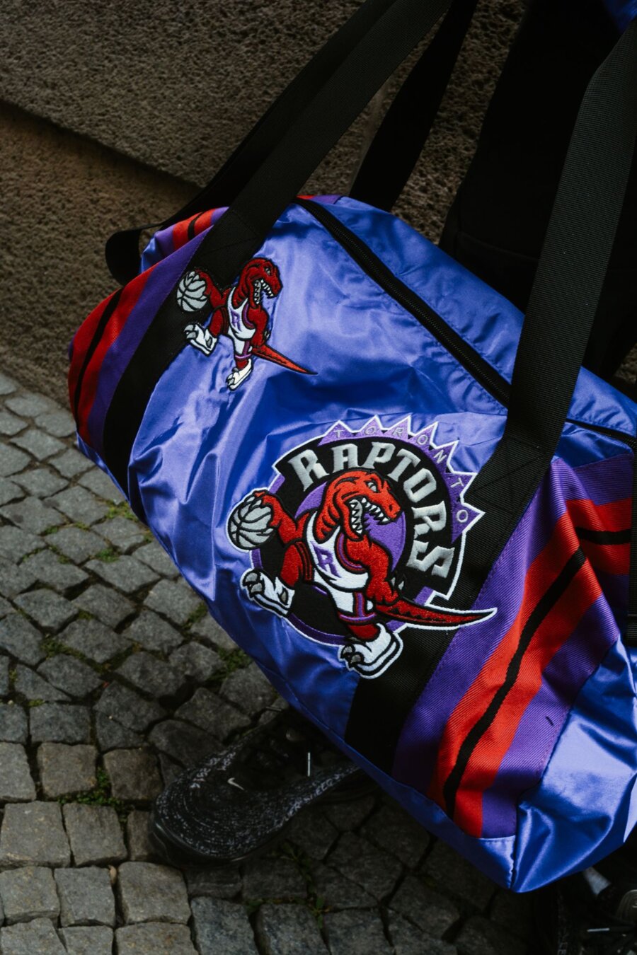 Ta ka Mitchell Ness Toronto Raptors Satin Duffel Bag Purple Snapbacks