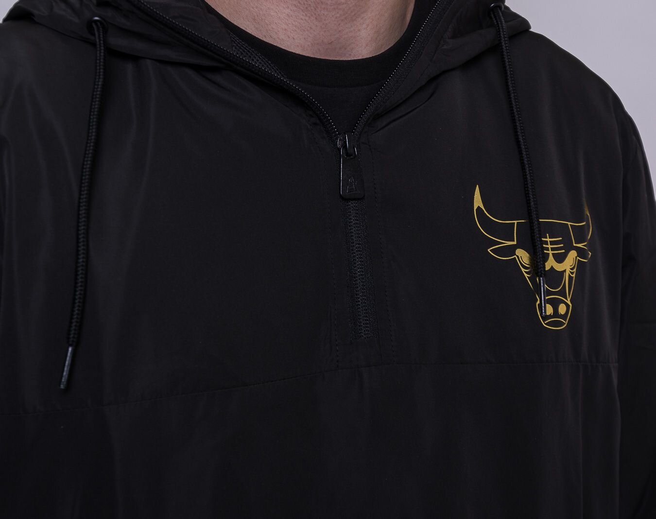 New Era Metallic Chicago Bulls Windbreaker, Black