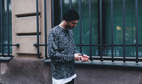 Prodoužené triko Entity
http://www.snapbacks.cz/13082-triko-entity-hi-lo-white/

Svetr Entity Raw Edge
http://www.snapbacks.cz/13086-svetr-entity-raw-edge-french-terry-blackwhite/