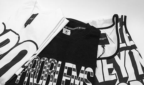 Dres a tílko Mo Money
http://www.snapbacks.cz/?s=mo+money

Mikina Ninetynine
http://www.snapbacks.cz/10363