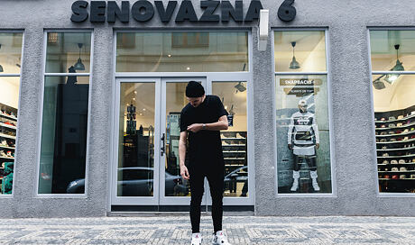 Triko Entity:
http://www.snapbacks.cz/13083-triko-entity-hi-lo-black/