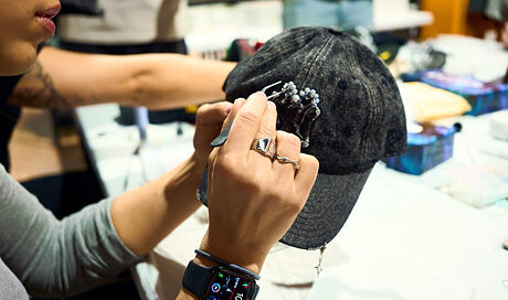 TOHLE jsme nečekali… 40 custom kšiltovek za 1 den!