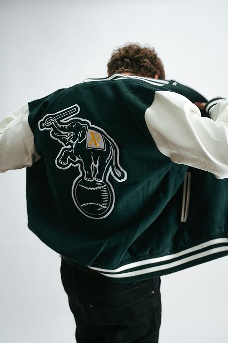 Sofian zkouší New Era Premium Varsity Jackets