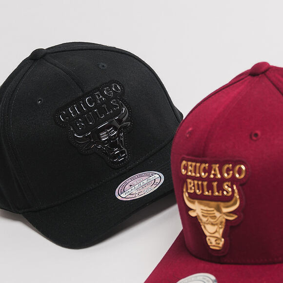 Kšiltovka Mitchell & Ness Metallic Logo Chicago Bulls Black Snapback