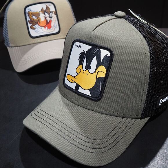 Kšiltovka Capslab Looney Tunes - Daffy Duck v.2 Trucker Moss