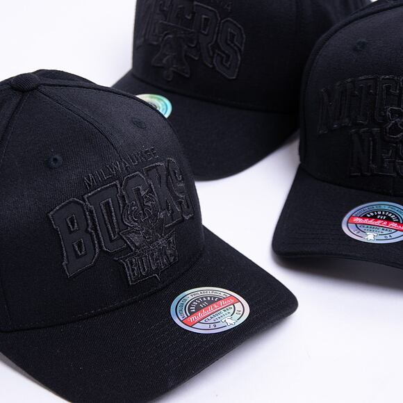 Kšiltovka Mitchell & Ness Milwaukee Bucks Redline Black Out Arch