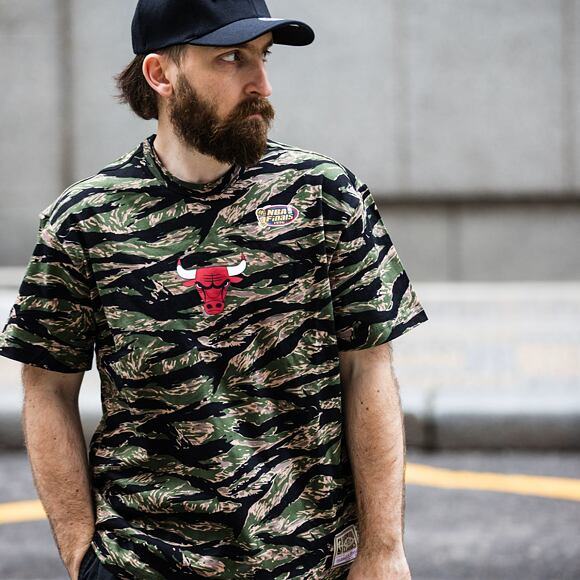 Triko Mitchell & Ness Chicago Bulls Tiger Camo Oversized Tee