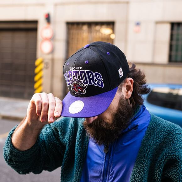 Kšiltovka Mitchell & Ness Team Arch 2 Tone Snapback Toronto Raptors Black / Purple