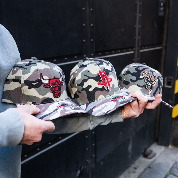 Kšiltovka Mitchell & Ness Chicago Bulls Woodland Desert Stretch Snapback Camo Woodland