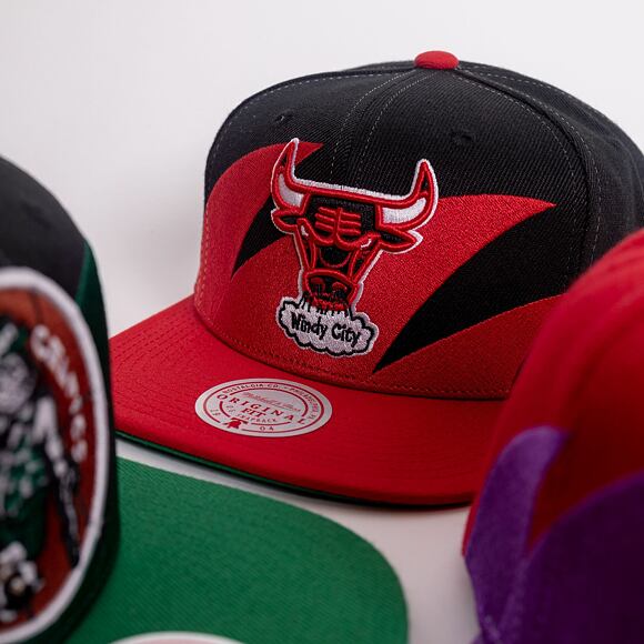 Kšiltovka Mitchell & Ness Sharktooth Snapback HWC Chicago Bulls Black / Red