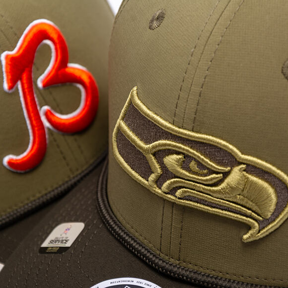 Kšiltovka New Era - NFL25 "Salute to Service" - 9SEVENTY Stretch-Snap - Seattle Seahawks