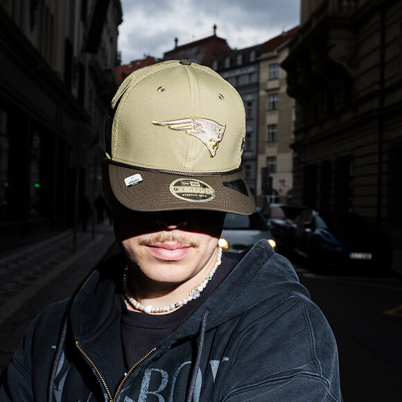 Kšiltovka New Era - NFL25 "Salute to Service" - 9SEVENTY Stretch-Snap - New England Patriots