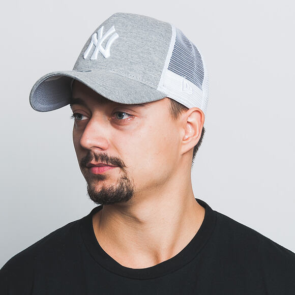 Kšiltovka New Era Essential Trucker New York Yankees 9FORTY Gray/White Snapback
