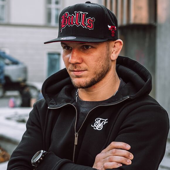 Kšiltovka Mitchell & Ness Old English Faded Snapback Chicago Bulls Black