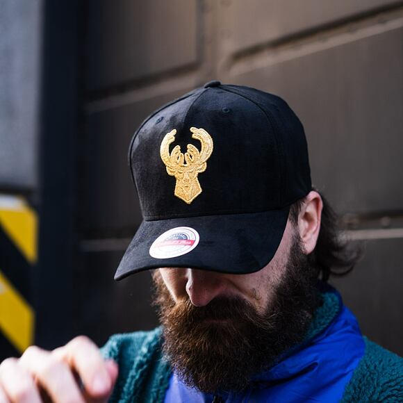 Kšiltovka Mitchell & Ness Milwaukee Bucks Black & Gold Suede Redline Stretch Snapback Black