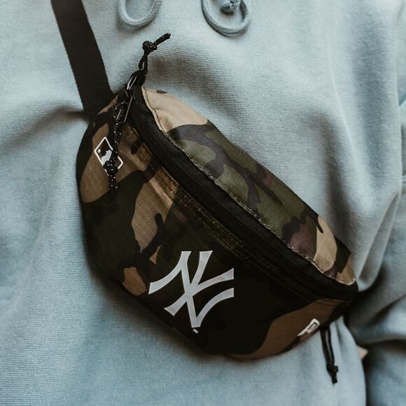 Ledvinka New Era Mini Waist Bag New York Yankees Woodland Camo