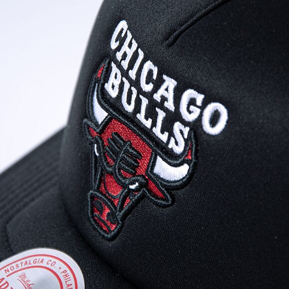 Kšiltovka Mitchell & Ness Off The Backboard Trucker Chicago Bulls Black / White