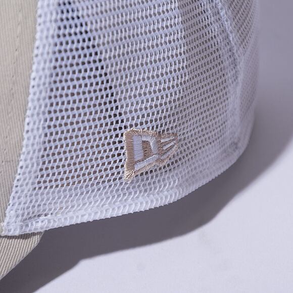 Kšiltovka New Era 9FORTY Seasonal Trucker Redbull F1 Stone Grey / White