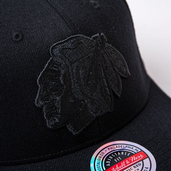 Kšiltovka Mitchell & Ness NHL Blk/Blk Logo Classic Red Blackhawks Black
