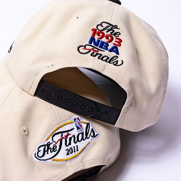 Kšiltovka Mitchell & Ness Nba Finals Remix Snapback Finals Bulls Vs. Suns Off White