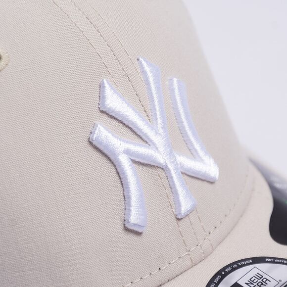 Kšiltovka New Era 9FORTY MLB Repreve League Essential New York Yankees - Stone / White