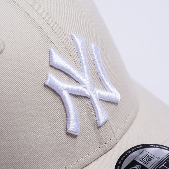Kšiltovka New Era - MLB Essential 9FORTY - NY Yankees - Stone / White
