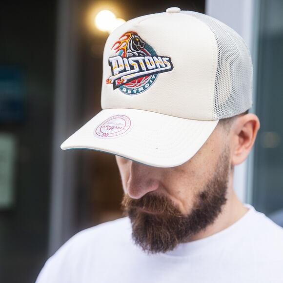 Kšiltovka Mitchell & Ness - Detroit Pistons - Evergreen Trucker Hwc - Off White