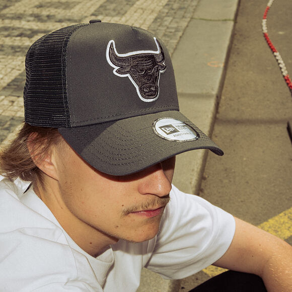 Kšiltovka New Era - NBA Outline 9FORTY A-Frame Trucker - Chicago Bulls - Steel / White