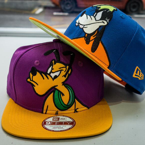 Kšiltovka New Era Disney Over Logo Goofy Official Colors Snapback