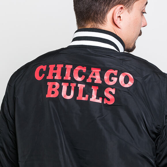 Bunda New Era Chicago Bulls NBA Team Apparel Bomber Black