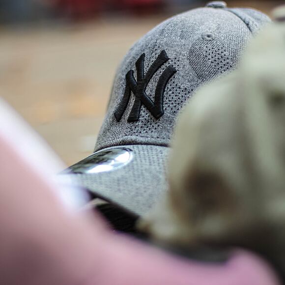 Kšiltovka New Era 9FORTY Engineered Plus New York Yankees Black / Black Strapback