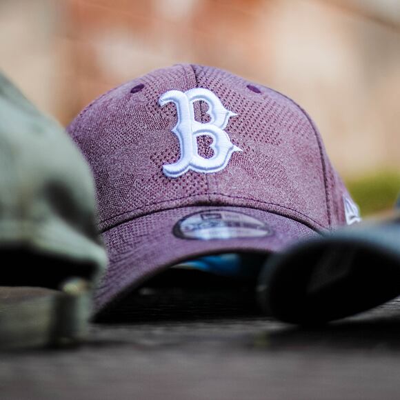 Kšiltovka New Era 9FORTY Engineered Plus Boston Red Sox Maroon / Optic White Strapback
