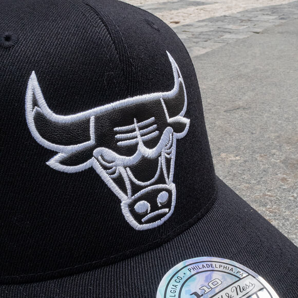 Kšiltovka Mitchell & Ness Chicago Bulls Outline Black