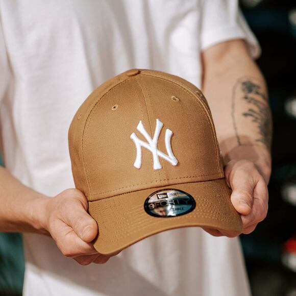 Kšiltovka New Era 9FORTY Color Essential New York Yankees Strapback Wheat / Optic White