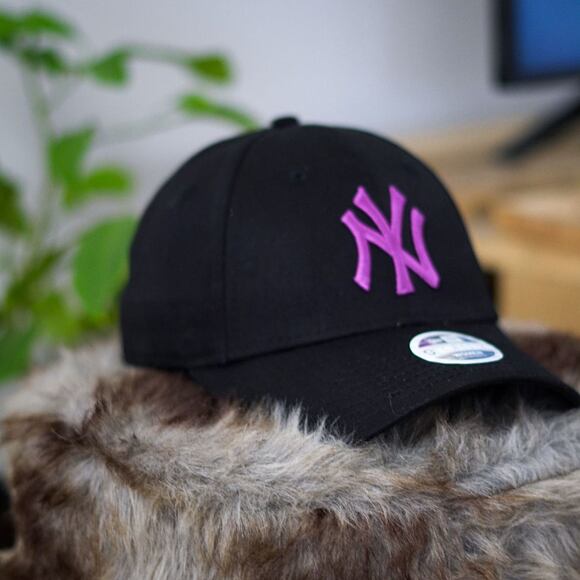 Dámská kšiltovka New Era 9FORTY Womens MLB Color Essential New York Yankees Strapback Black / Purple