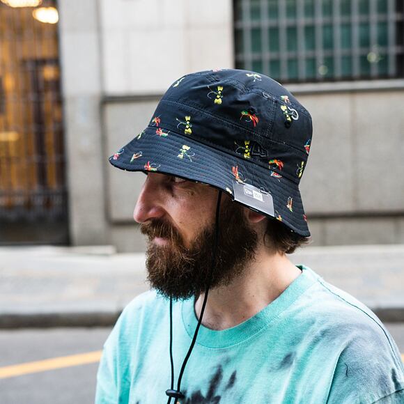 Klobouk New Era Fishing All Over Print Adventure Bucket Hat Black