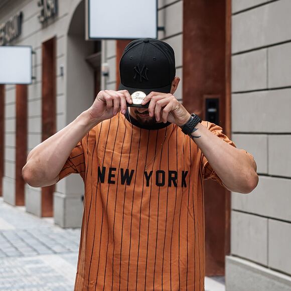 Triko New Era Oversized New York Pinstripe Tee Toffee / Black