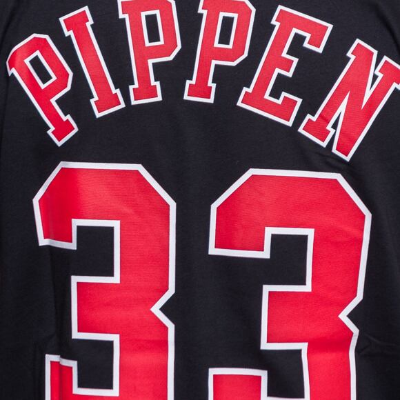 Triko Mitchell & Ness Chicago Bulls Scottie Pippen Name & Number Tee Black