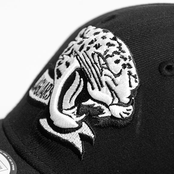 Kšiltovka New Era 39THIRTY NFL22 Sideline Jacksonville Jaguars Black / White