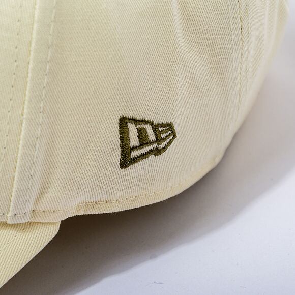 Kšiltovka New Era 9FORTY Seasonal Manchester United FC Off White / New Olive
