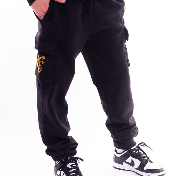 Tepláky New Era Script Cargo Joggers - Black / Metallic Gold