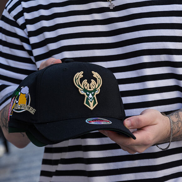 Kšiltovka Mitchell & Ness  - NBA Classic Red Snapback Custom Patch - Milwaukee Bucks - Black
