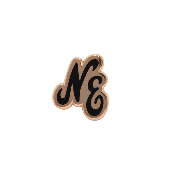 Připínáček New Era - Branded Cap Pin Script - Gold / Black